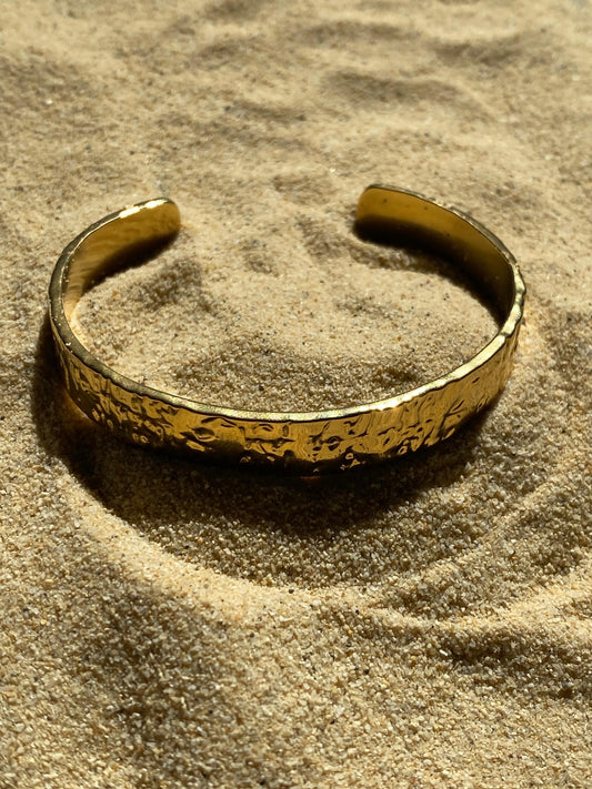 Brazalete dorado texturizado modelo Luz de Auredune, detalle del acabado