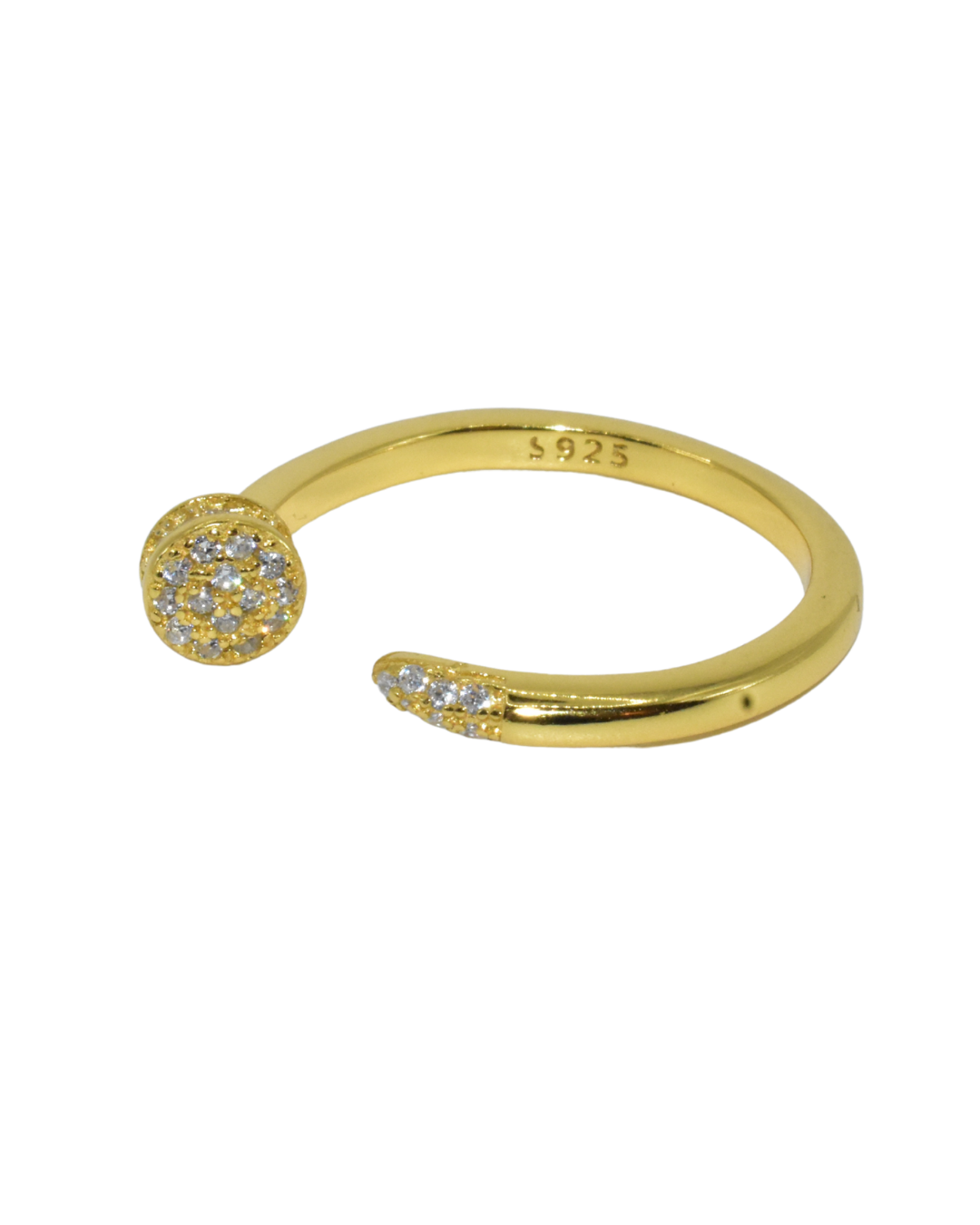 Anillo dorado modelo Halo de Auredune, detalle del acabado