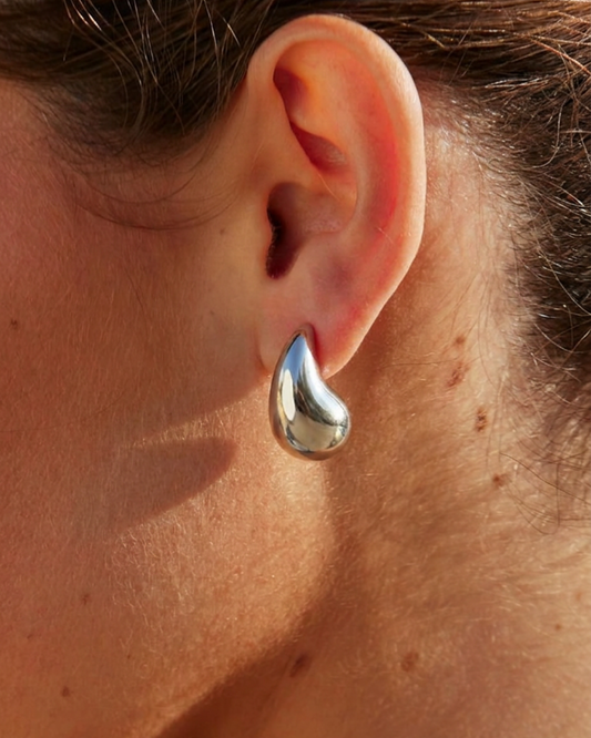 Pendientes dorados modelo Tamar de Auredune, detalle del acabado