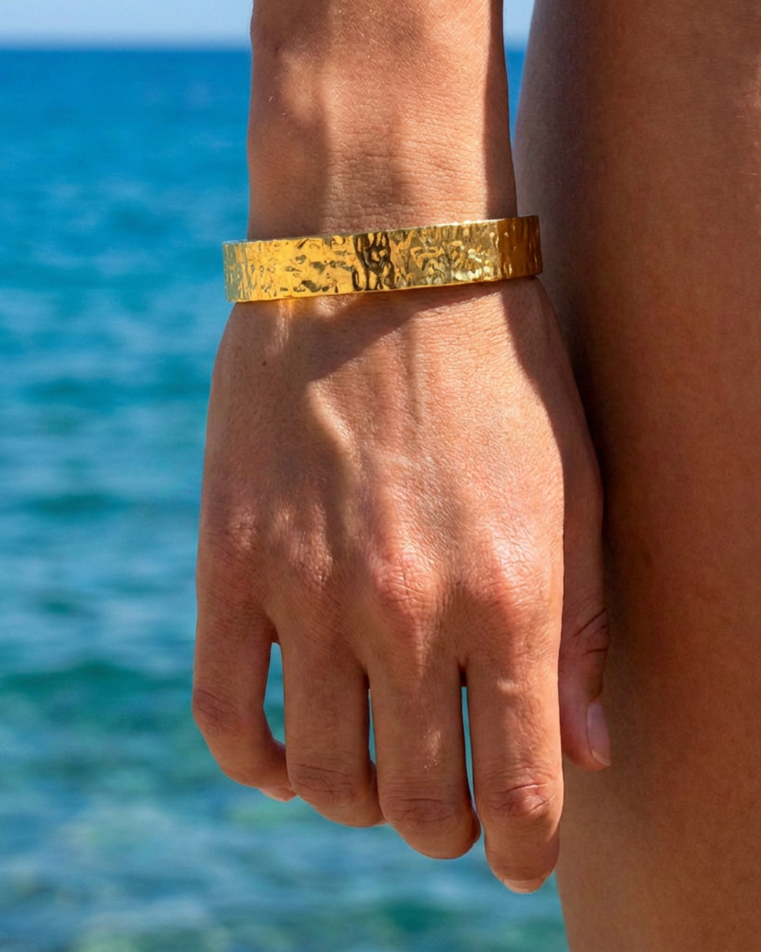 Brazalete dorado texturizado - Luz