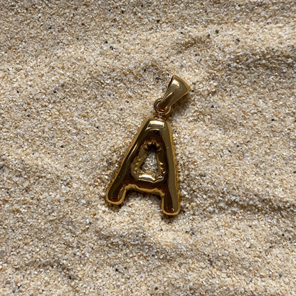 Charm inicial en forma de letra dorada, colección Letras de Auredune, detalle del acabado
