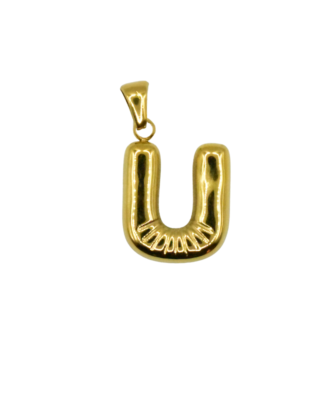 Charm inicial en forma de letra dorada, colección Letras de Auredune, detalle de cerca