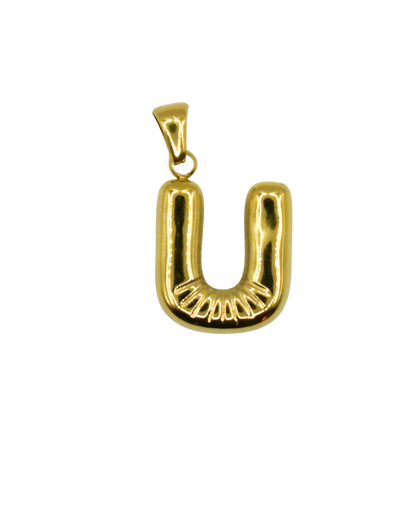 Charm inicial en forma de letra dorada, colección Letras de Auredune, detalle de cerca