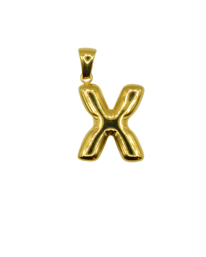 Charm inicial en forma de letra dorada, colección Letras de Auredune, con luz natural