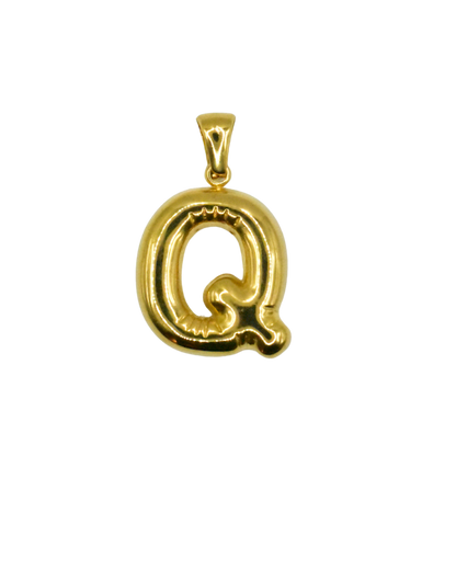 Charm inicial en forma de letra dorada, colección Letras de Auredune, puesto en modelo