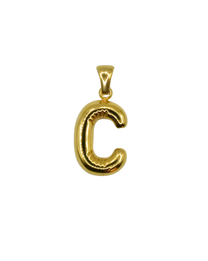 Charm inicial en forma de letra dorada, colección Letras de Auredune, puesto en modelo