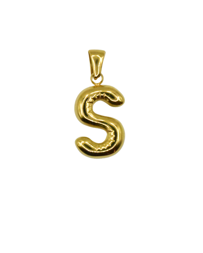 Charm inicial en forma de letra dorada, colección Letras de Auredune, sobre fondo neutro