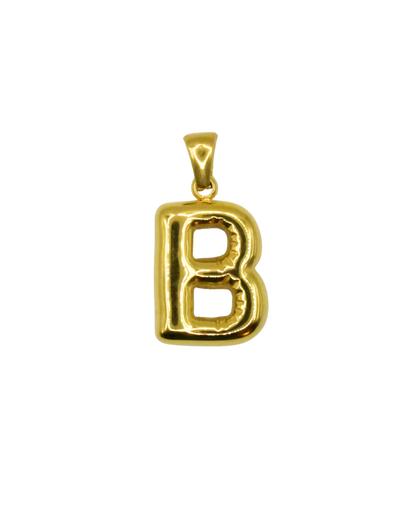 Charm inicial en forma de letra dorada, colección Letras de Auredune, vista de perfil