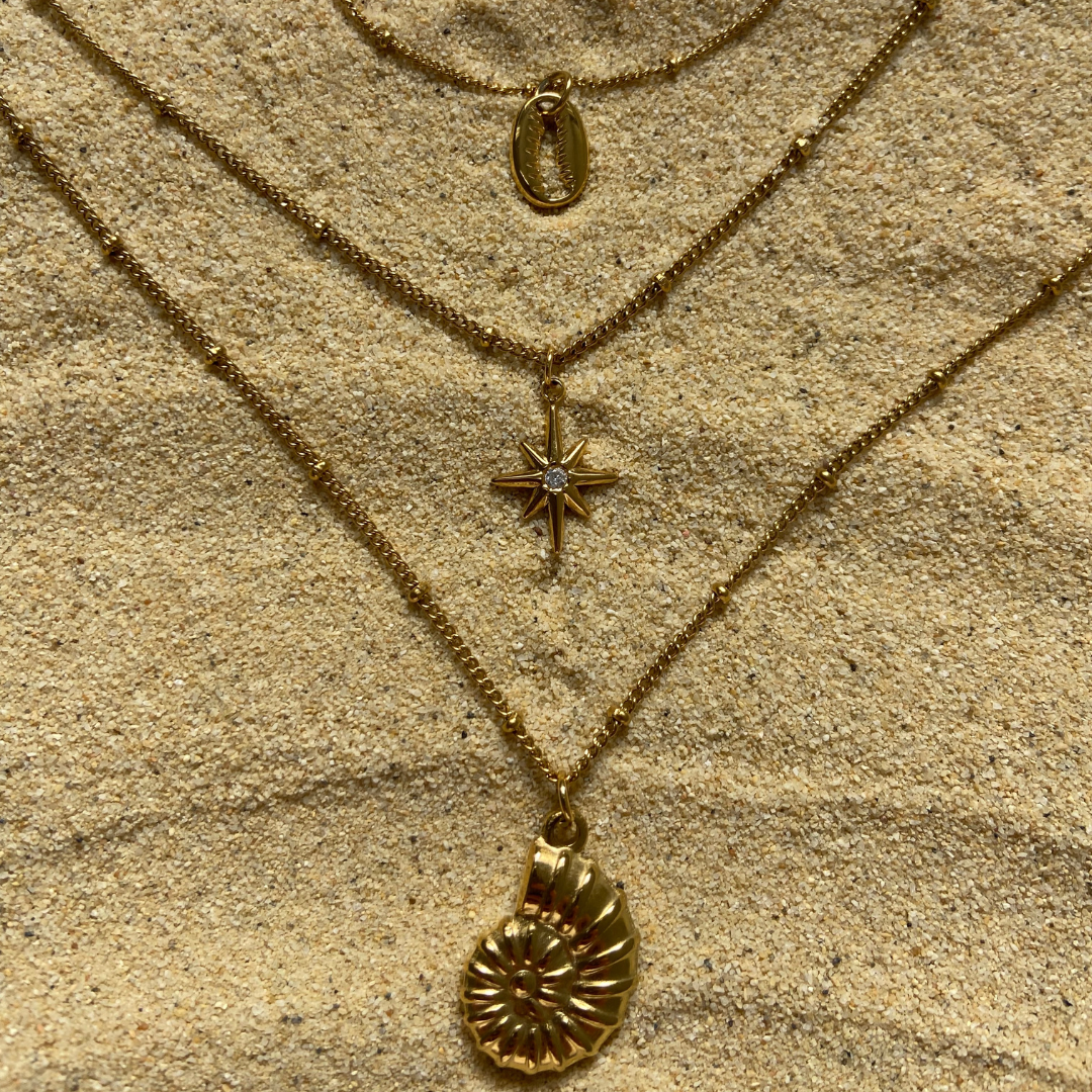 Collar dorado con colgante de estrella modelo Estrella de Auredune, vista de perfil