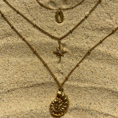 Collar dorado con colgante de estrella modelo Estrella de Auredune, vista de perfil