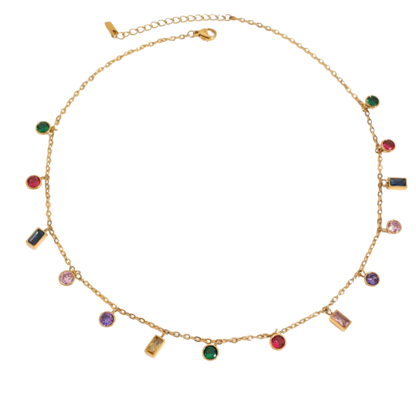 Collar dorado con colgante de gema modelo Gema de Auredune, detalle del acabado