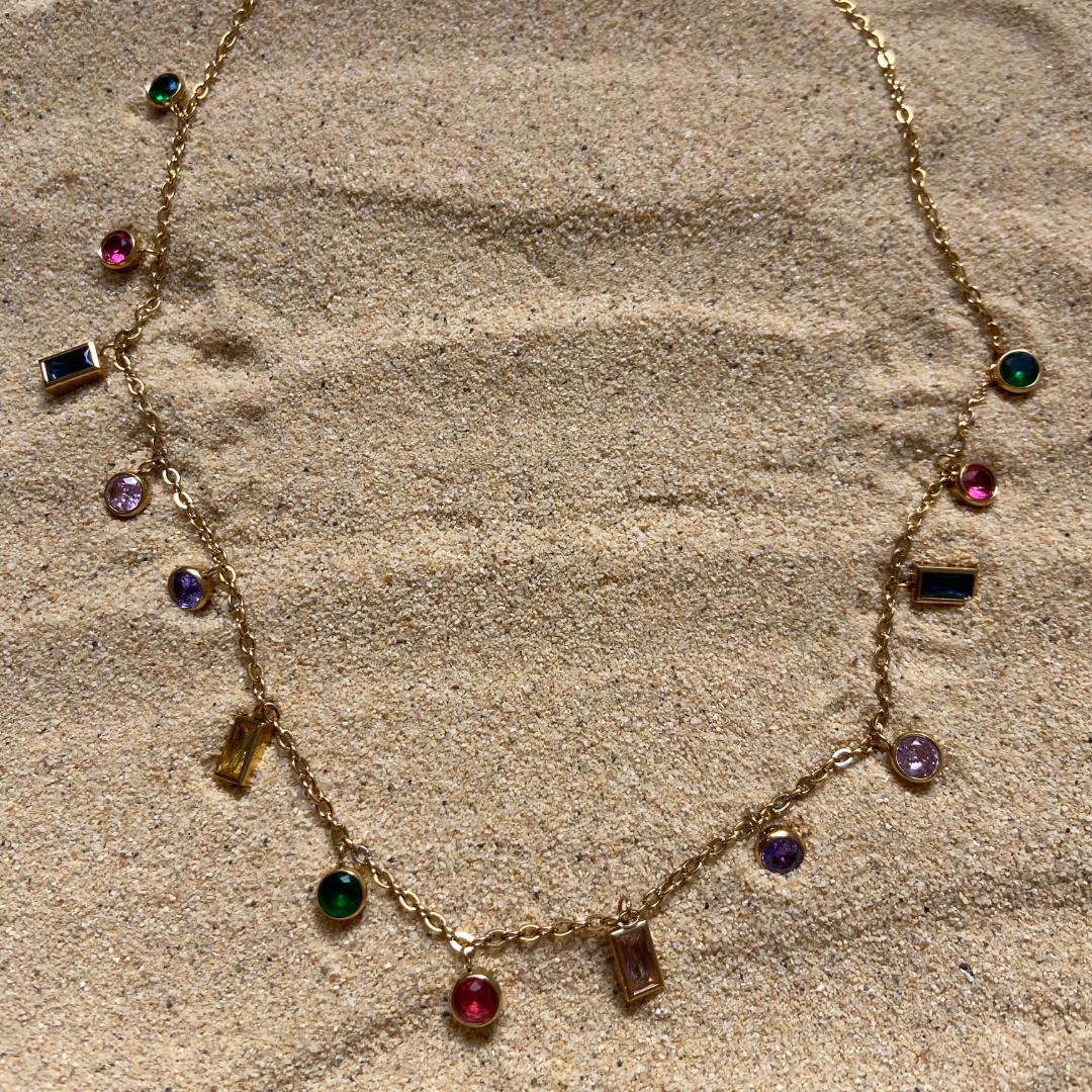 Collar dorado con colgante de gema modelo Gema de Auredune, vista de perfil