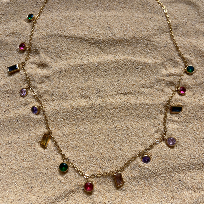 Collar dorado con colgante de gema modelo Gema de Auredune, vista de perfil