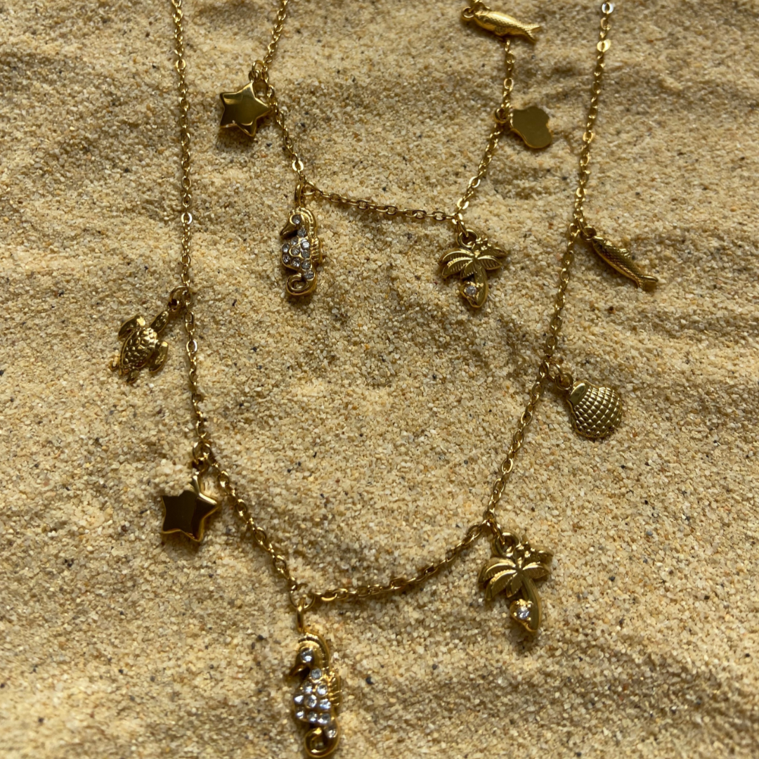 Collar dorado modelo Mar de Auredune, puesto en modelo