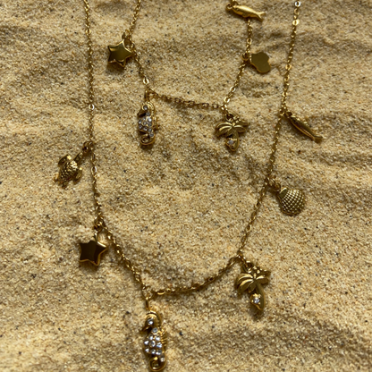 Collar dorado modelo Mar de Auredune, puesto en modelo