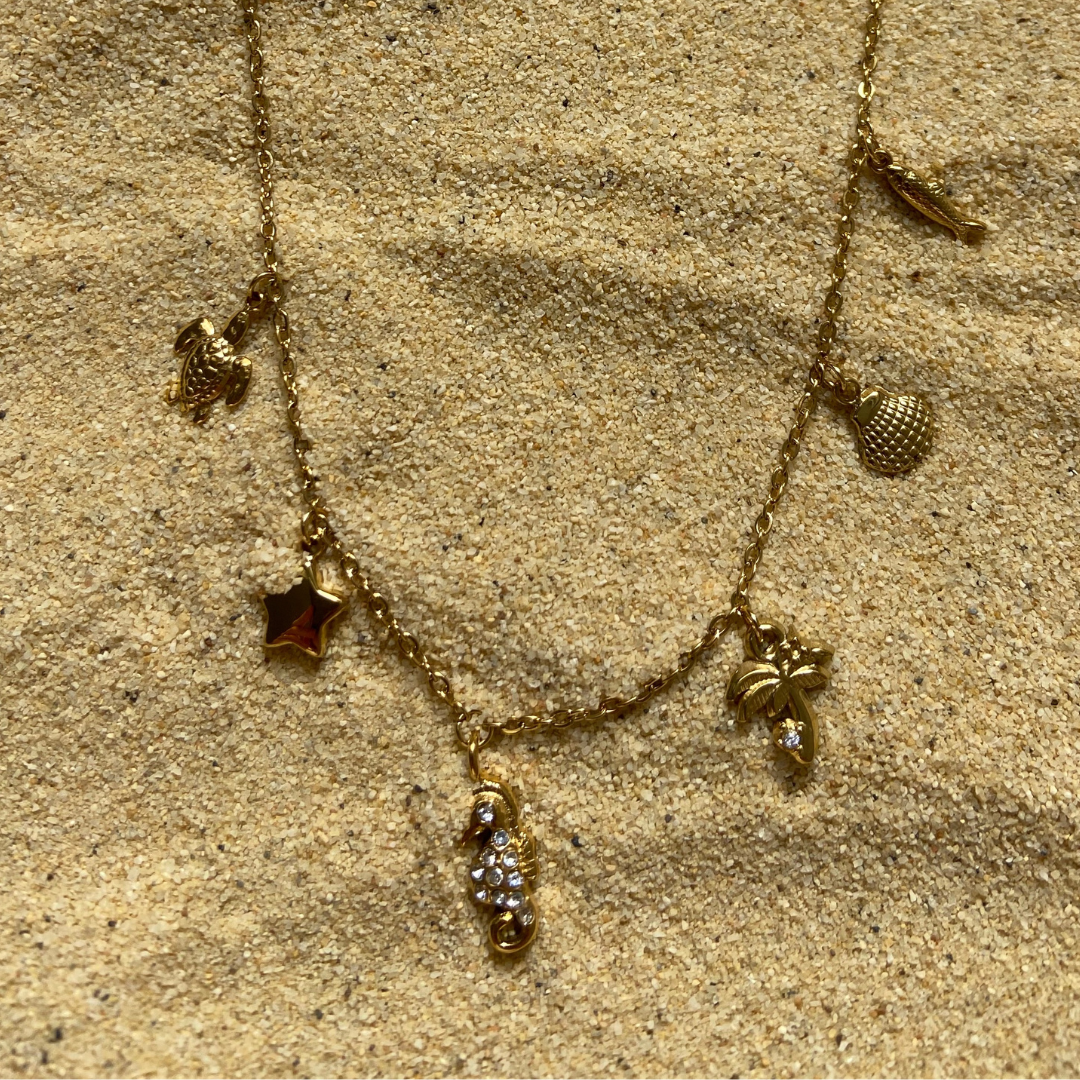 Collar dorado modelo Mar de Auredune, vista de perfil