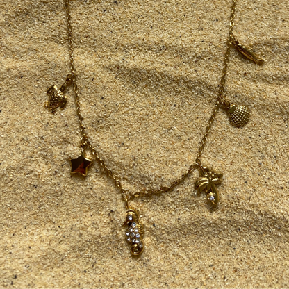 Collar dorado modelo Mar de Auredune, vista de perfil