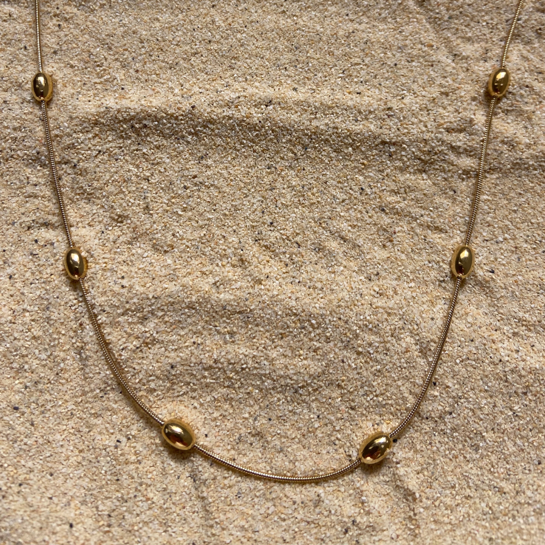 Collar fino de cadena dorada modelo Arena de Auredune, detalle del acabado