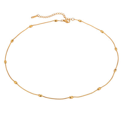 Collar fino de cadena dorada modelo Arena de Auredune, vista de perfil