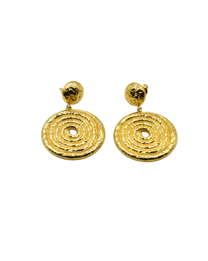 Pendientes dorados en espiral grandes modelo Cenit de Auredune, detalle del acabado