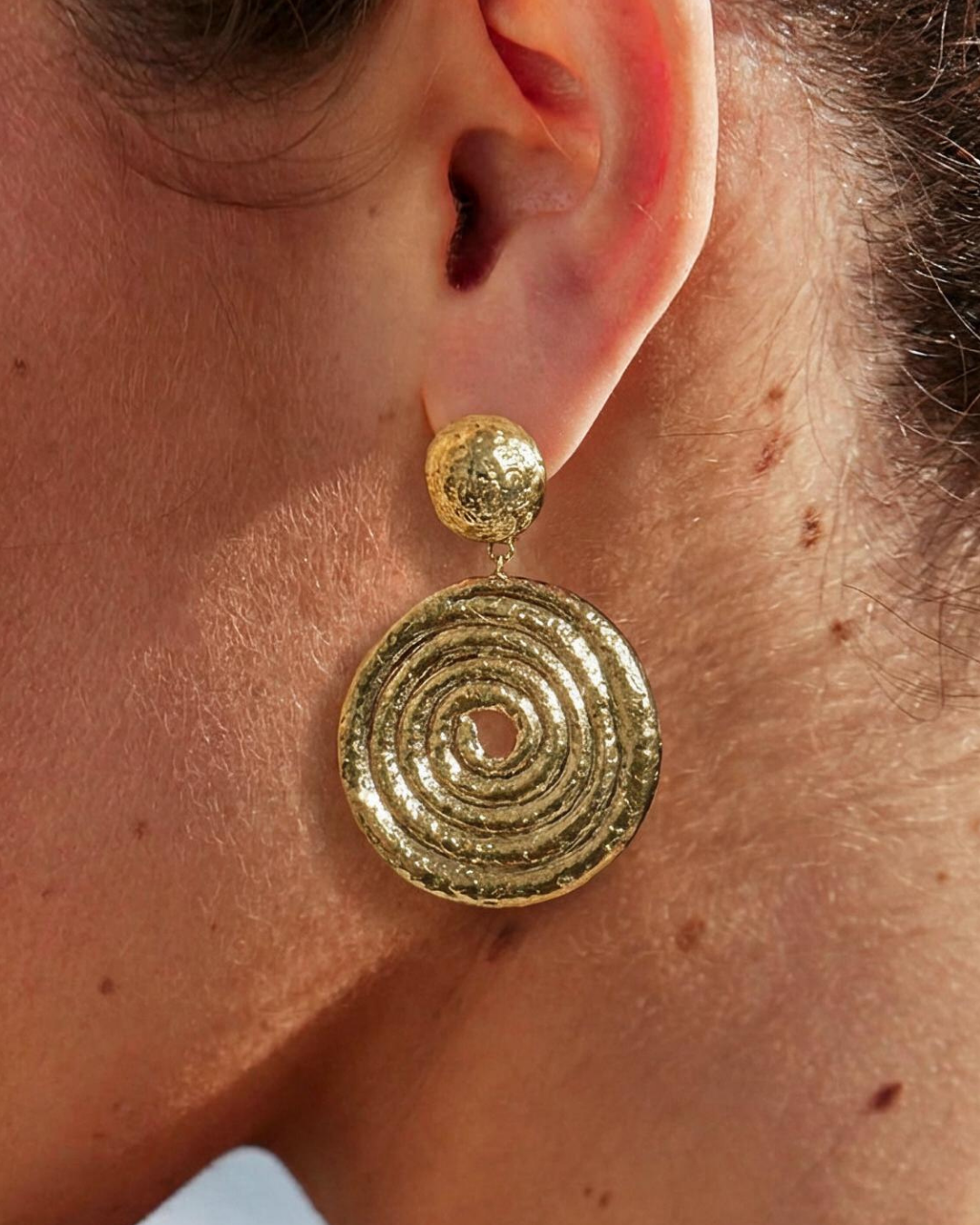 Pendientes dorados en espiral grandes modelo Cenit de Auredune