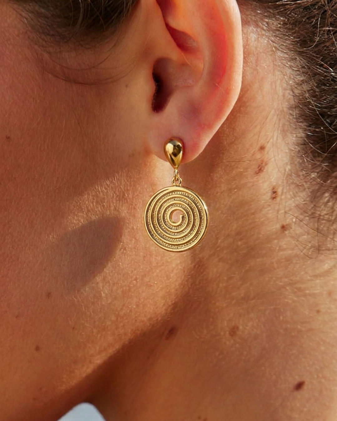 Pendientes dorados en espiral pequeños modelo Aura de Auredune