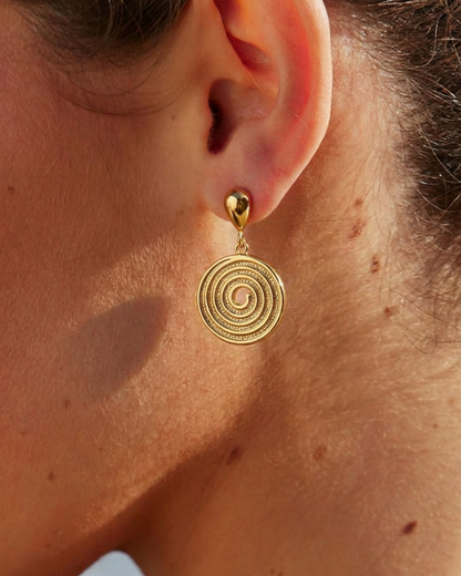 Pendientes dorados en espiral pequeños modelo Aura de Auredune