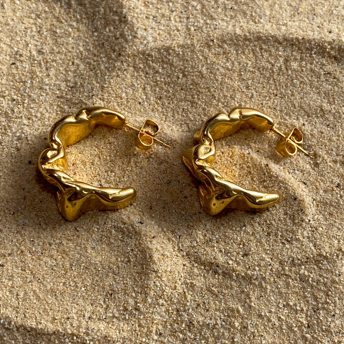 Pendientes dorados de forma irregular modelo Brisa de Auredune, vista de perfil