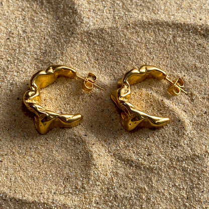Pendientes dorados de forma irregular modelo Brisa de Auredune, vista de perfil