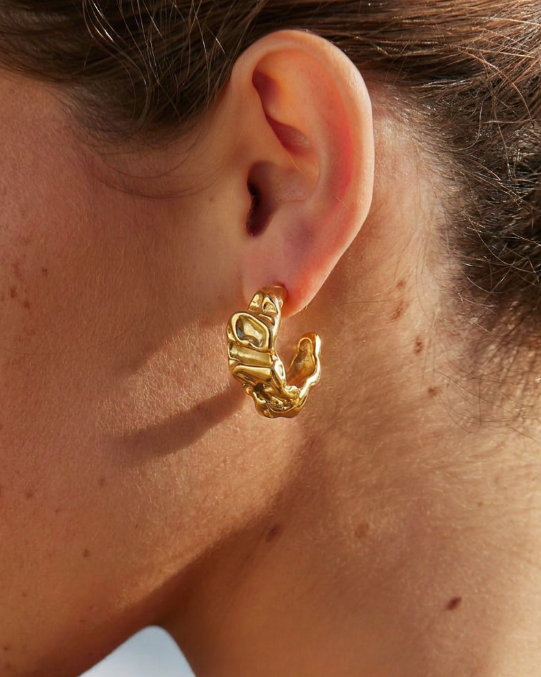 Pendientes dorados de forma irregular modelo Brisa de Auredune